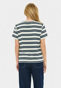 Stribet kortærmet t-shirt i navy, creme og mintmønstre, med rund hals og afslappet pasform, lavet af blødt bomuldsmateriale.