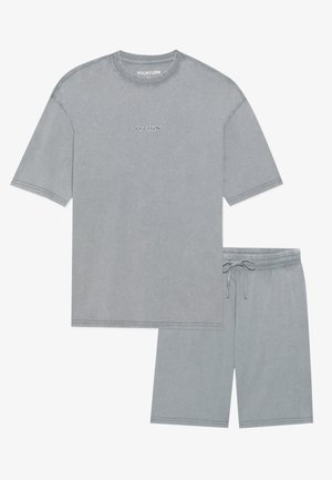 Graues Baumwoll-T-Shirt mit kurzen Ärmeln und rundem Halsausschnitt, versehen mit einem kleinen schwarzen Drucklogo, und passenden grauen Shorts mit elastischem Bund und Kordelzug.