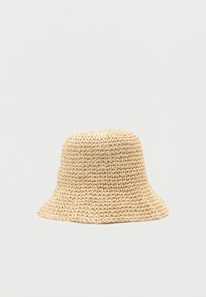 Beige gevlochten strohoed in emmersstijl met een brede, licht uitlopende rand tegen een neutrale achtergrond.