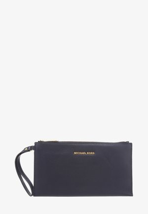 Pochette bracelet Michael Kors en cuir noir avec fermeture éclair dorée et sangle poignet, compacte et rectangulaire.