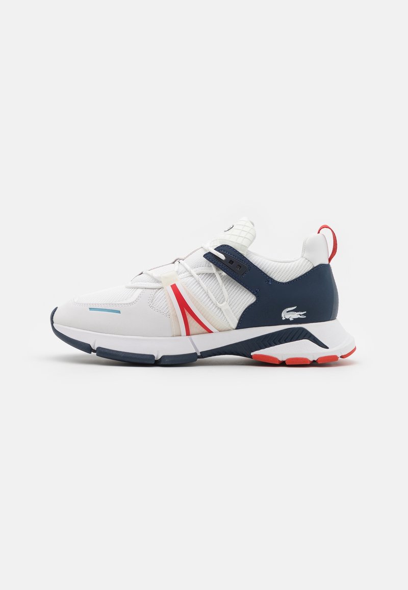 Baskets blanches, bleu marine et rouges avec dessus en mesh, design unique des lacets et logo crocodile sur la zone du talon, vues de profil.