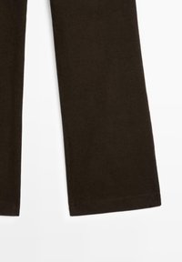 Bruine corduroy broek met een brede flared pasvorm, voorzien van een verticale ribbel structuur en een nette zoom. Geen zichtbare hardware of extra details.