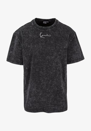 Čierne tričko s poškodeným vzhľadom vyrobené z bavlny, s okrúhlym výstrihom a krátkymi rukávmi. Obsahuje biele logo potlačené na hrudi.