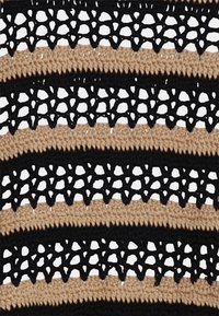 Tkany na szydełku materiał z naprzemiennymi rzędami czarnej i beżowej przędzy. Charakterystyczne otwarte wzory koronkowe tworzą teksturowany wygląd.