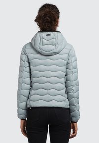 Lyseblå dunjakke med en bølgende quiltet mønster, hætte og elastiske manchetter. Fremstillet af glat, skinnende materiale, designet til varme.