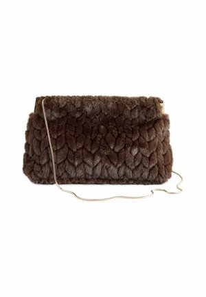 Braune strukturierte Fell-Clutch mit goldener Metallkettenschultertasche vor weißem Hintergrund.