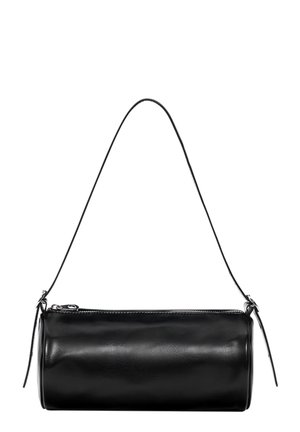Sac à main cylindrique en cuir noir avec une longue fine bandoulière et une fermeture éclair sur le dessus, présenté sur fond blanc.
