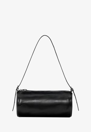 Sac à main cylindrique en cuir noir avec une longue fine bandoulière et une fermeture éclair sur le dessus, présenté sur fond blanc.