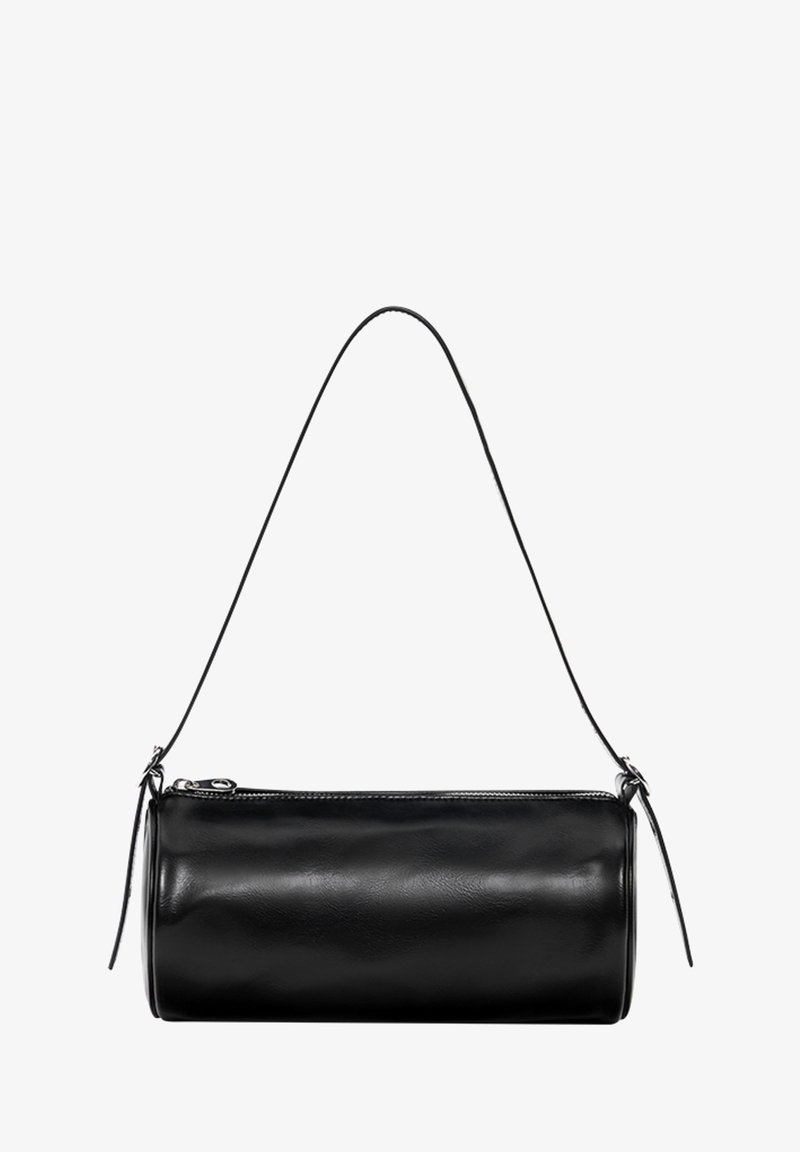 Sac à main cylindrique en cuir noir avec une longue fine bandoulière et une fermeture éclair sur le dessus, présenté sur fond blanc.