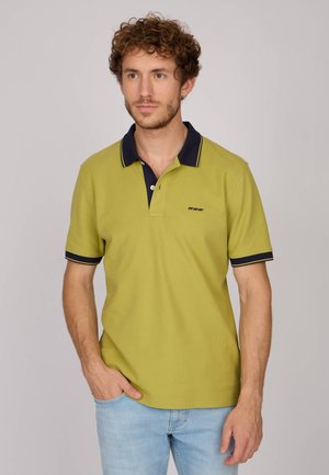 Polo à manches courtes de couleur olive avec col et manches marine, doté d'une patte de boutonnage à trois boutons et d'un petit logo sur la poitrine.