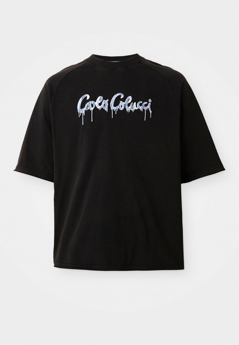 Zwarte oversized t-shirt met korte mouwen en het "Carla Colucci" logo in het wit, in een druipende verf stijl over de borst.