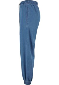 Joggers de mezclilla con cintura elástica y cordón, bolsillos laterales y puños elásticos en el tobillo. Material suave de color azul claro.