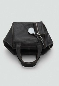 Borsa a mano nera in pelle con due manici, una piccola pochette con zip e un portachiavi con uno specchietto rotondo attaccato.