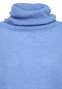 Pull col roulé tricoté bleu clair doux avec détail de col en côtes et texture de tissu lisse.
