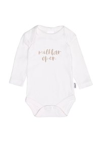 Weißer Babybody mit langen Ärmeln, Rundhalsausschnitt und Druckknopfverschluss, mit der Aufschrift "milkbar open" in beiger Kursivschrift auf der Vorderseite.