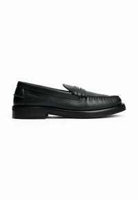 Mocasines de cuero negro con un acabado suave, que presentan un diseño cosido en la parte frontal, un tacón bajo y un sutil branding en el costado.