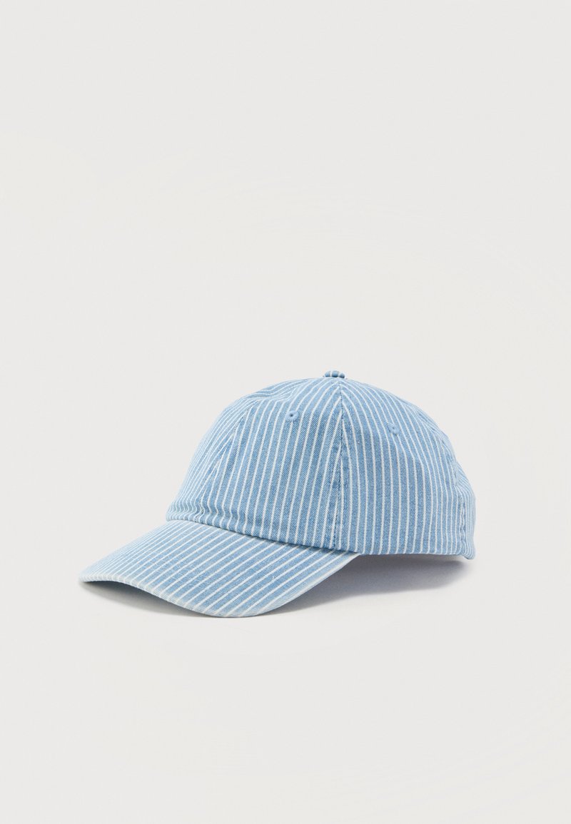 Casquette de baseball bleu clair avec des rayures blanches verticales, couronne arrondie et visière incurvée, présentée sur un fond blanc uni.