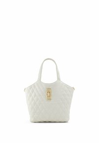 Sac à main matelassé blanc avec deux poignées, présentant un grand accent logo doré à l'avant. Surface texturée et design spacieux.