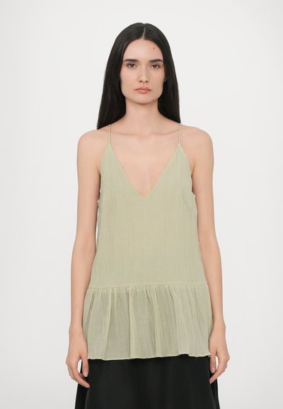 Heller grüner, plissierter Spaghetti-Top mit tiefem V-Ausschnitt und dünnen Trägern, versehen mit einem fließenden, gerafften Saum in der Taille. Schlichtes und leichtes Design.
