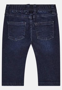 Pantalones de mezclilla azul oscuro con cinturilla elástica, que cuentan con dos bolsillos traseros y una textura suave. Corte recto con detalles de costura bien hechos.
