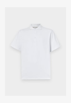 Weißes Polohemd aus Baumwolle, mit klassischem Kragen, kurzen Ärmeln und einer Knopfleiste mit drei Knöpfen. Glatte Textur, keine Muster.