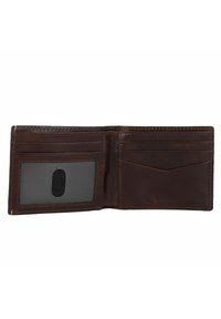 Portefeuille en cuir marron ouvert, avec plusieurs emplacements pour cartes et une fenêtre transparente pour l'identité. Texture lisse avec des détails de couture subtils.