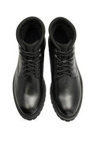 Czarne skórzane buty na sznurowadła o gładkim wykończeniu, zaokrąglonym nosku, wyściełanym kołnierzem i teksturowanej gumowej podeszwie zapewniającej przyczepność.