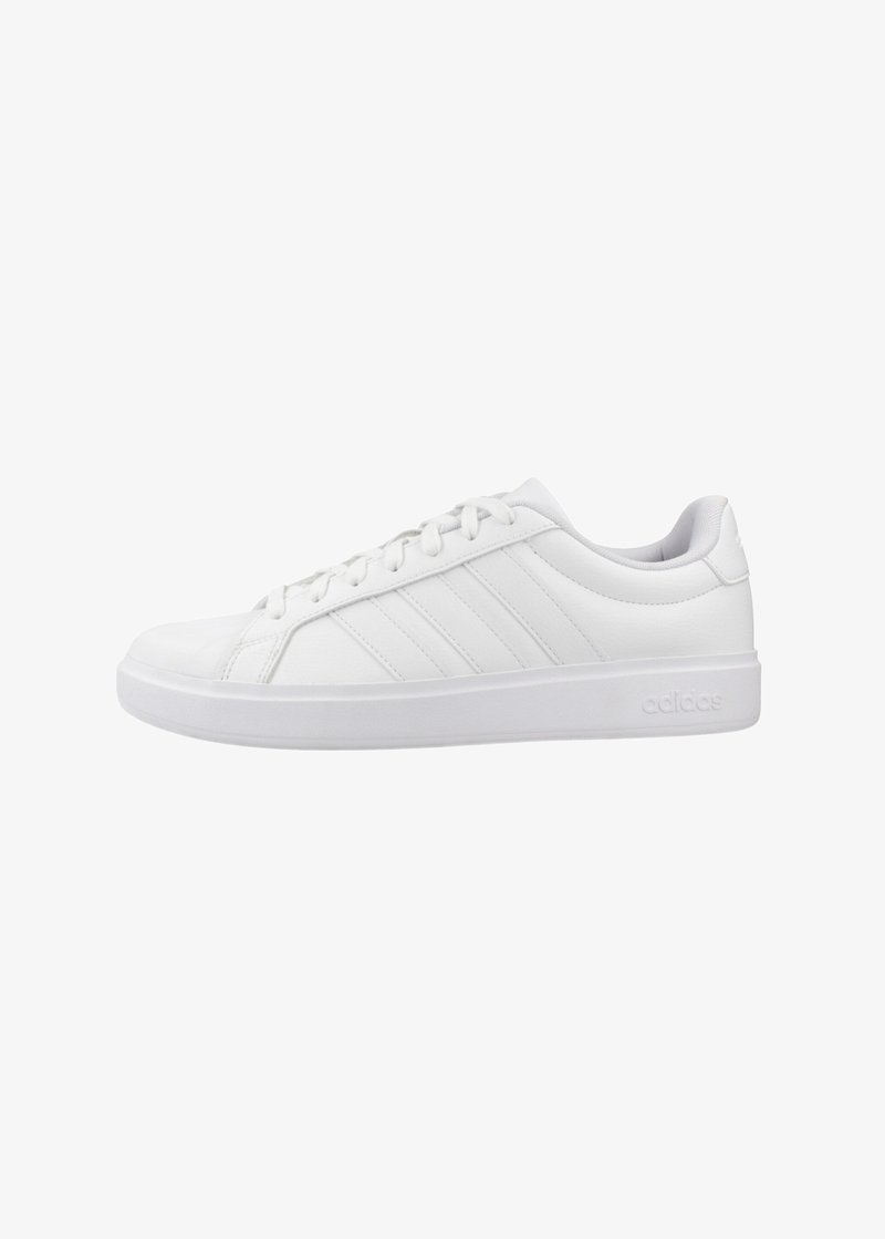 Baskets basses blanches Adidas à lacets, avec trois bandes latérales et semelle marquée, présentées de profil droit sur fond blanc.