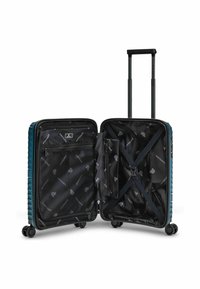 Valigia rigida di colore teal con strisce verticali texture. L'interno presenta un rivestimento nero, una tasca con zip e cinghie incrociate per un imballaggio sicuro.