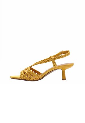 Sandalo slingback in pelle intrecciata gialla con punta aperta e tacco kitten di media altezza.