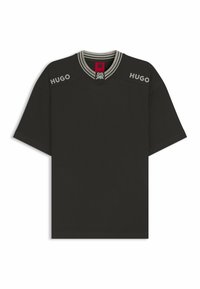 Sort kortærmet t-shirt lavet af blødt stof. Har en stribede krave og "HUGO" logo i grå på skuldrene. Simpelt design.