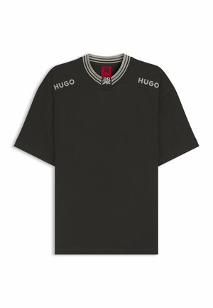 Black short-sleeve t-shirt made of soft fabric. Features a striped collar and "HUGO" logo in grey on the shoulders. Simple design.