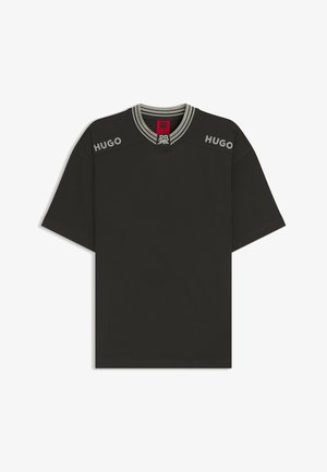 Zwarte t-shirt met korte mouwen van zachte stof. Heeft een gestreepte kraag en het "HUGO" logo in grijs op de schouders. Eenvoudig ontwerp.