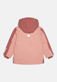 Casaco isolante rosa e bordô com capuz, apresentando uma textura suave, detalhes refletivos e um logótipo nas costas.