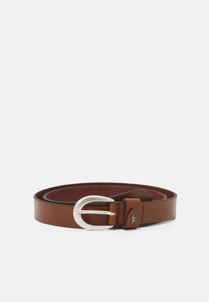 Ceinture en cuir marron avec une boucle ovale argentée, roulée et reposant sur un fond blanc uni.