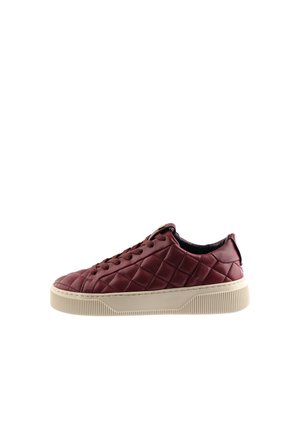Lage bordeauxkleurige doorgestikte sneaker met beige dikke rubberen zool en bijpassende bordeauxkleurige veters, zijaanzicht op witte achtergrond.