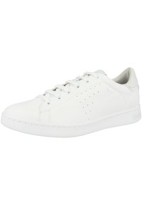 Sneaker bianco in pelle con dettagli perforati sui lati, lacci piatti e un accento texture sul tallone. Punta rotonda e superficie liscia.