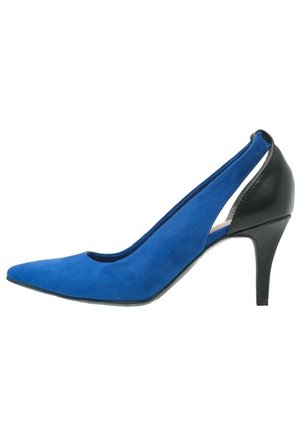 Chaussure en daim bleu à talon haut et bout pointu, avec contrefort en cuir noir et bride arrière, isolée sur fond blanc.