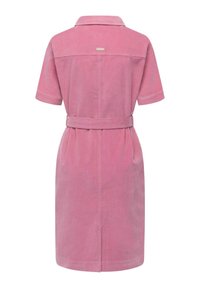 Roze ribfluwelen jurk met korte mouwen, kraag, tailleband en zakdetails. Soepele textuur en eenvoudige snit met logo-accent aan de achterkant.