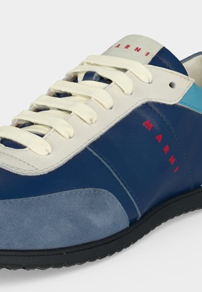 Χαμηλό sneaker με μπλε, λευκά και ανοιχτό μπλε πάνελ, λευκά κορδόνια, μαύρη σόλα και κόκκινη επωνυμία "MARNI" στο πλάι.