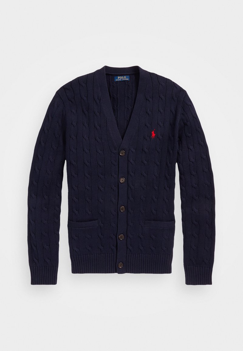 Marineblå strikket cardigan med V-hals, kabelstrik mønster, træknapper og to frontlommer. Har en lille rød logo på brystet.