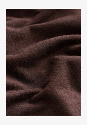 Pruun kangas, millel on pehme ja tekstuuriga kude, näitab peeneid voldikuid ning sujuvat viimistlust, mis viitab kergele ja painduvale materjalile.