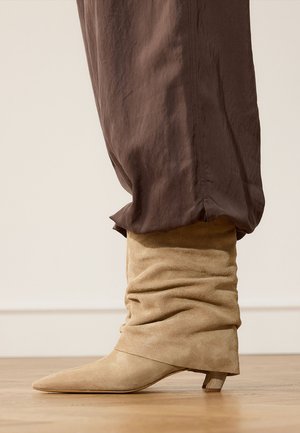 Manfield, MIT UMSCHLAG - Enkelkaarsjes - beige