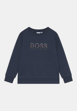 Sweatshirt marine avec col rond, manches longues, poignets côtelés et un logo graphique central avec "BOSS HUGO BOSS" dans des couleurs contrastées.