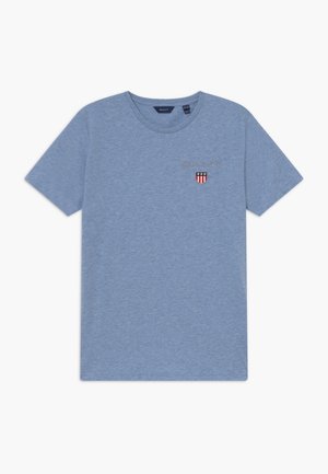 Lichtblauw T-shirt met korte mouwen, gemaakt van zachte katoen. Het heeft een ronde halslijn en een klein geborduurd logo met een schildontwerp aan de voorkant.
