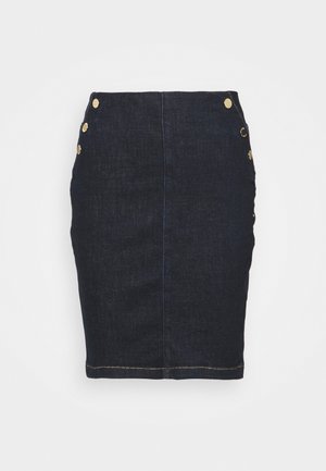 Falda lápiz de mezclilla azul oscuro con botones dorados a lo largo de los bordes de la cintura alta, con una costura vertical central y pespuntes amarillos en el dobladillo.