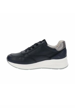 Zapatilla deportiva de cuero negro con suela gruesa blanca, cordones negros y detalle metálico plateado en el talón, vista lateral sobre fondo blanco.