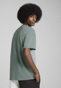 Puma SCUDERIA FERRARI RACE LIFESTYLE  - Apdrukāts T-krekls - green moon