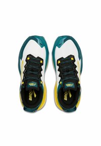 Zapatillas de correr con una parte superior de malla blanca, acentos en color verde azulado y amarillo, y cordones negros. El diseño incluye una forma aerodinámica y estilizada.