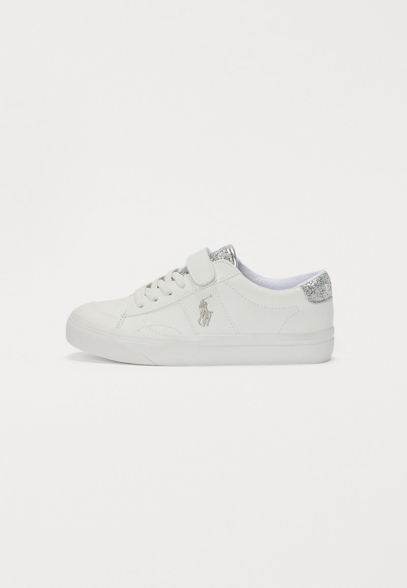 Vit sneaker med slät läderöverdel, silverglittriga detaljer på hälen och en krok-och-loppsrem för stängning. Logotyp på sidan.